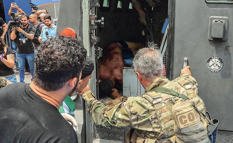Violência.  O confronto entre policiais e traficantes deixou 64 mortos — Foto: Gabriel de Paiva