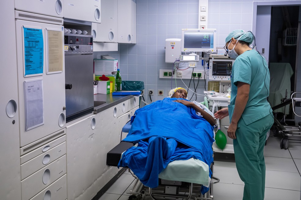 Shamsa Sharawe, sobrevivente de mutilação genital, se recupera de uma cirurgia reconstrutiva no Luisenhospital, em Aachen, Alemanha — Foto: Nariman El-Mofty/The New York Times