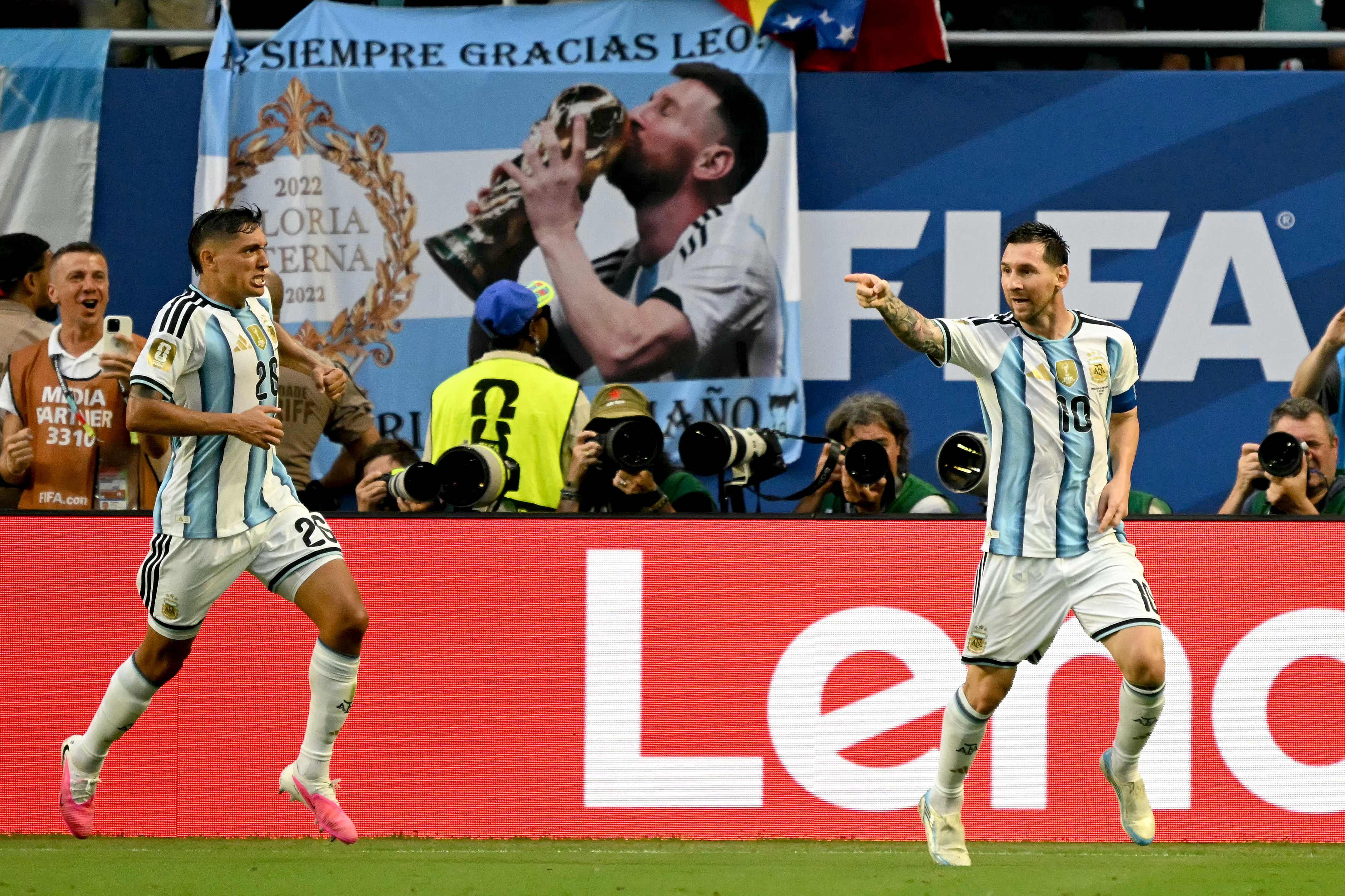 Argentina suada: Messi brilha, mas vitória na prorrogação garante vaga nas oitavas