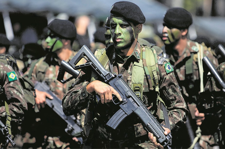 PEC que impede militares de se candidatarem divide Forças Armadas
