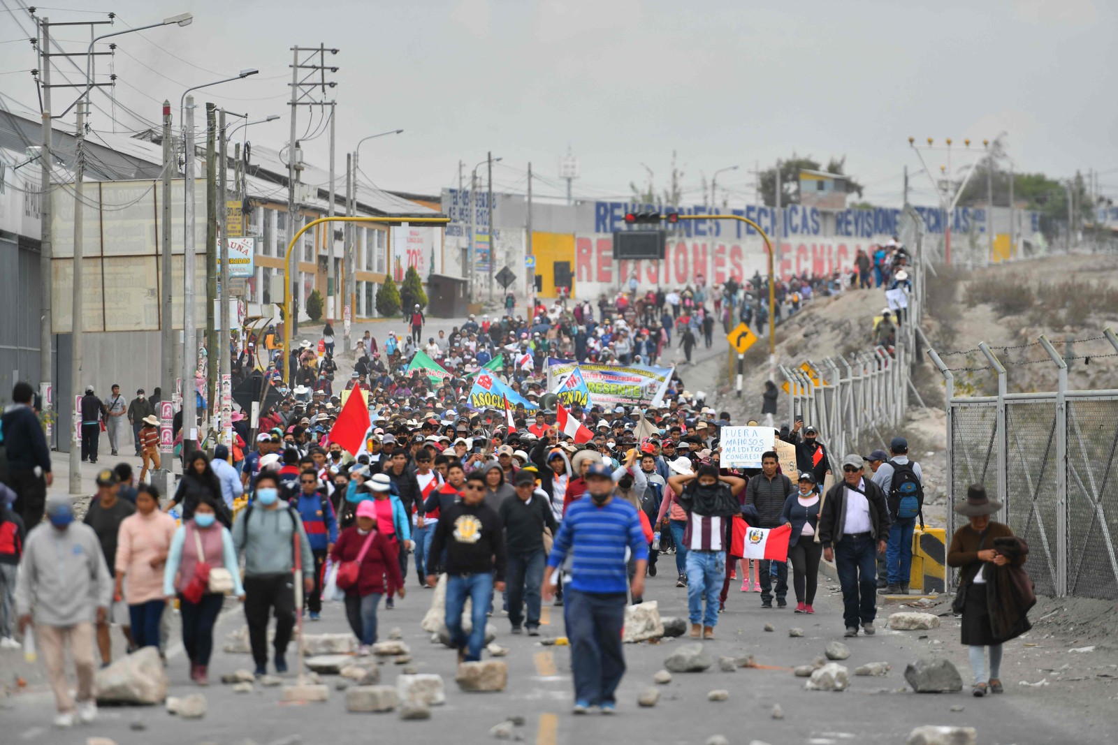 Manifestantes tomam a rodovia pan-americana, no Cone Norte de Arequipa, após o anúncio da nova presidente peruana, Dina Boluarte — Foto: Diego Ramos / AFP
