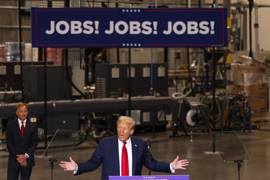 O ex-presidente dos EUA e candidato presidencial republicano Donald Trump discursa durante um evento de campanha em Mint Hill, Carolina do Norte, em 25 de setembro de 2024