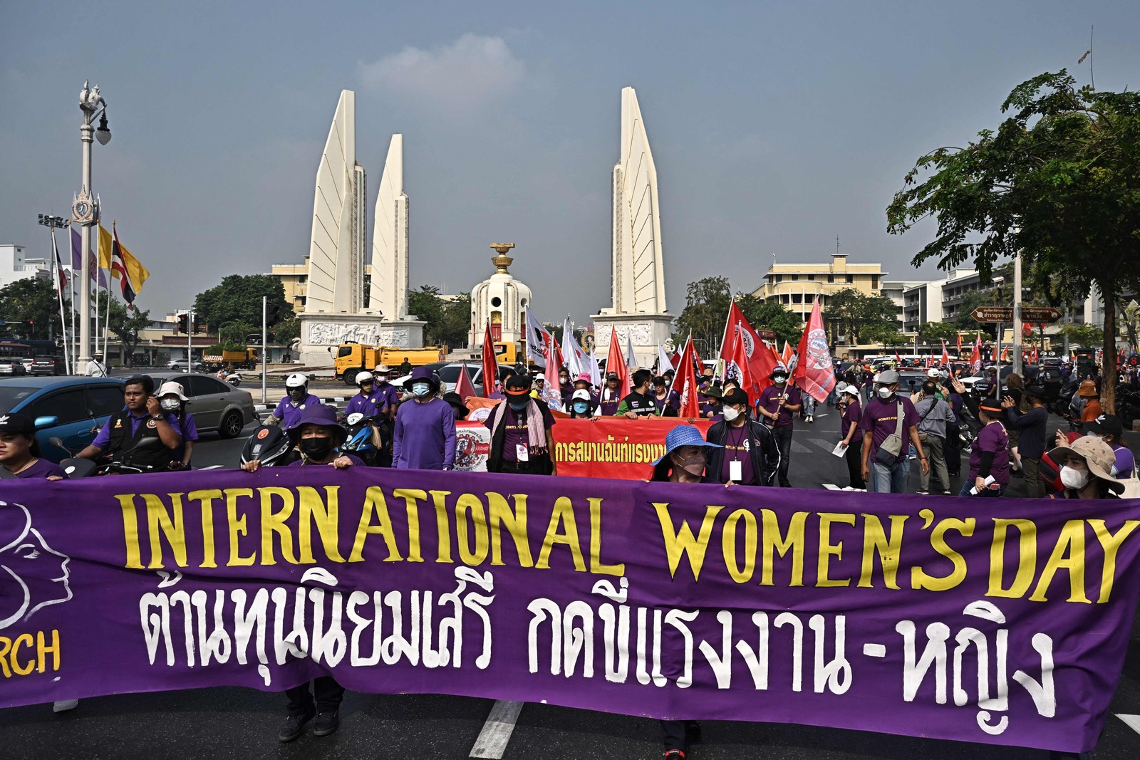Membros de sindicatos, empresas estatais e ativistas dos direitos das mulheres em marcha pelo Dia Internacional da Mulher, em 2023, em Bangkok, na Tailândia. Lillian Suwanrumpha / AFP