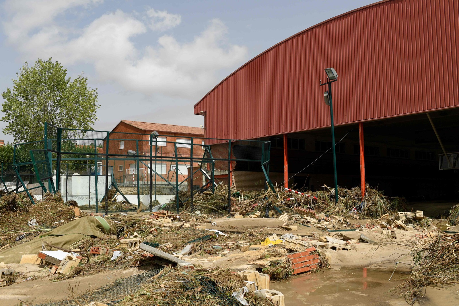 Lama e escombros em frente ao centro desportivo municipal, na cidade de Aldea del Fresno — Foto: Oscar DEL POZO CAÑAS / AFP