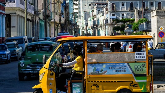 Havana, paraíso dos carros antigos, vê suas ruas se encherem de carros, motos e triciclos elétricos