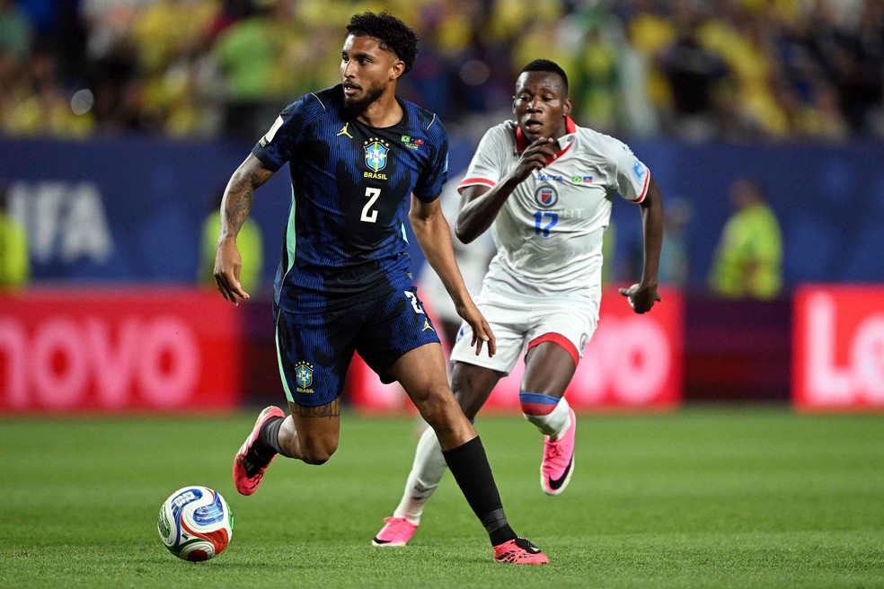 Éderson Silva, volante da seleção brasileira, em jogo contra o Haiti — Foto: Mauro PIMENTEL / AFP