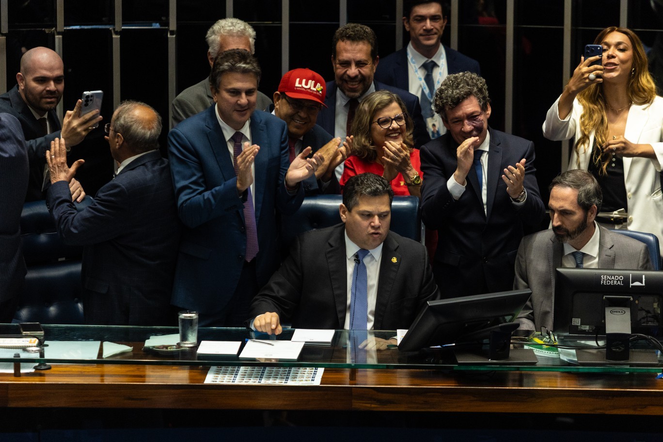 Imagem ilustrativa sobre Escala 6x1: Alcolumbre promulga PEC que encerra jornada e cria aposentadoria especial