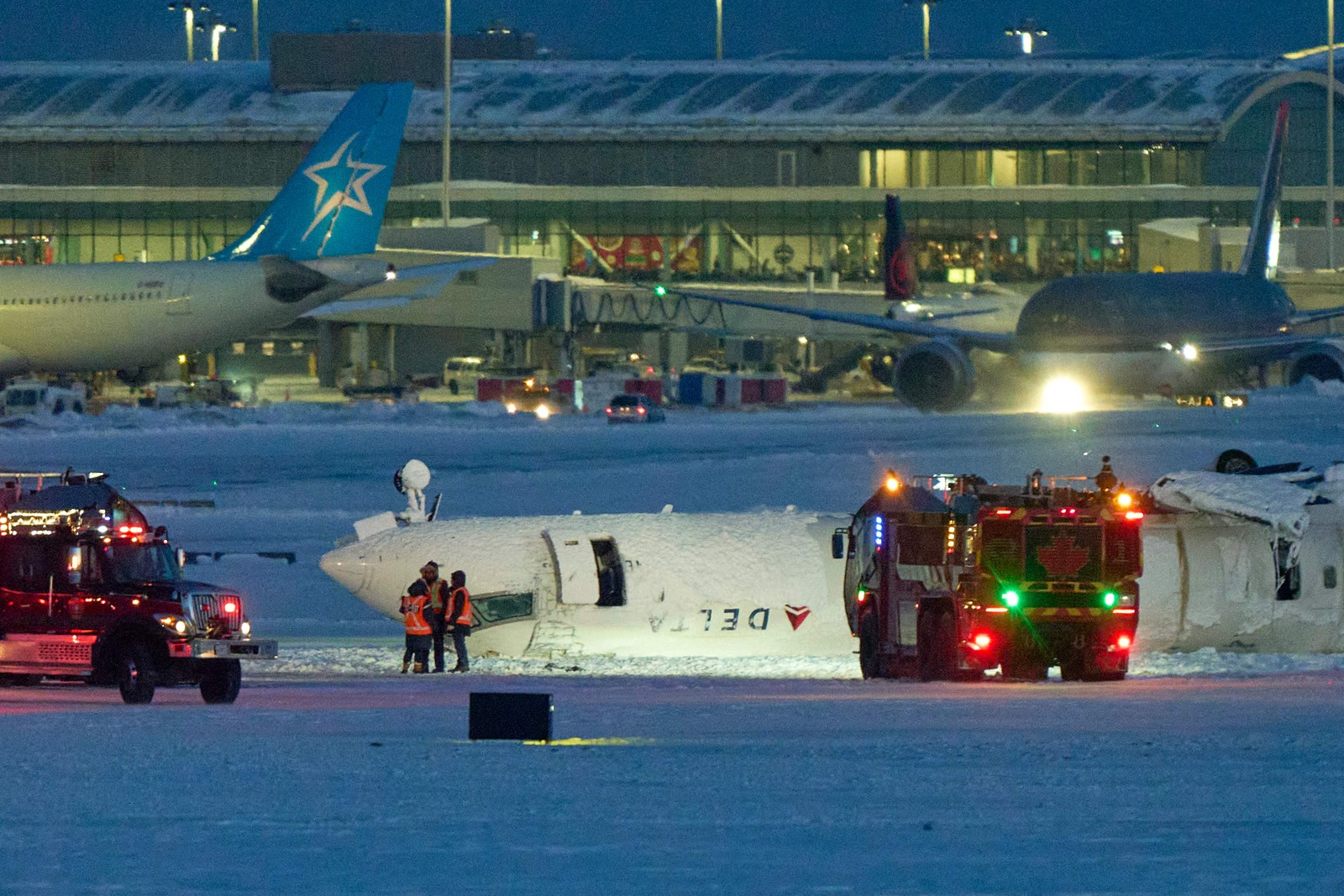 Avião da Delta Airlines capota após pouso forçado no Aeroporto Pearson de Toronto — Foto: Geoff Robins / AFP