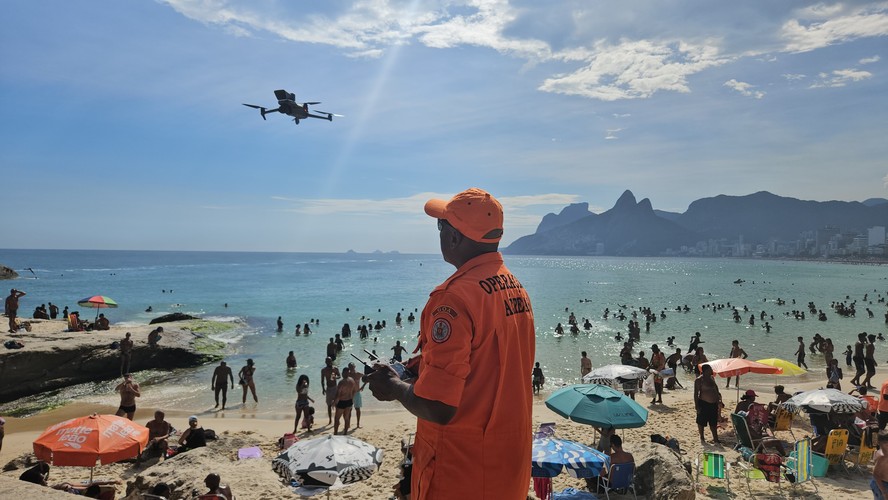 Uso de drone auxilia bombeiros em praias do Rio