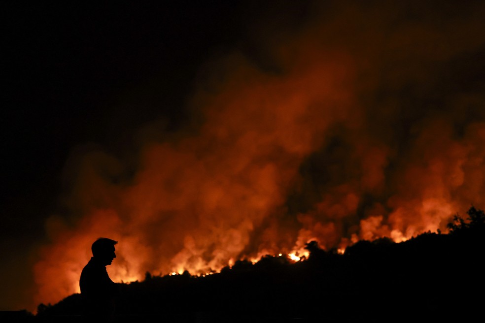 Incêndio em Trancoso, Portugal, na última segunda-feira — Foto: PATRICIA DE MELO MOREIRA / AFP