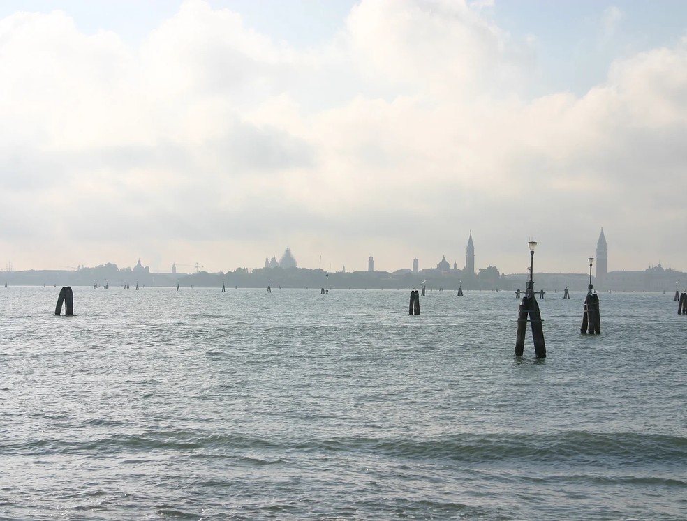 A Ilha Poveglia, situada na lagoa de Veneza, Itália, é conhecida por sua história sombria e sua reputação como um dos lugares mais assombrados do mundo — Foto: HAUSER PATRICE / HEMIS.FR/ hemis.fr/Hemis via AFP