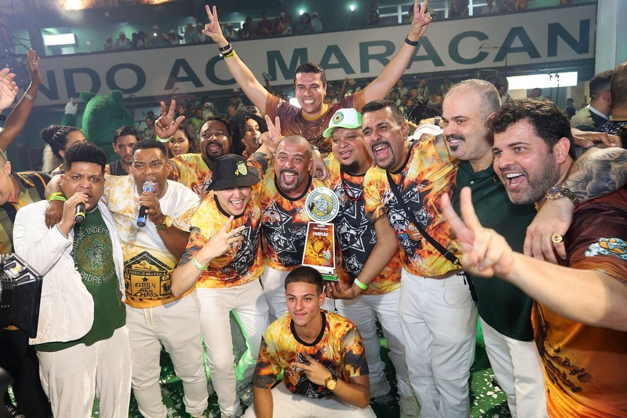 Autores do samba campeão e representantes da prefeitura de Caruaru em noite de festa na Zona Oeste
