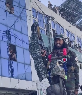 ‘Pegos de surpresa’: Talibã comemora confronto exibindo calças de soldados paquistaneses; veja vídeo