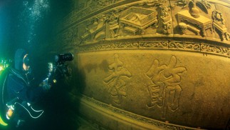 Construída no século 1, durante a Dinastia Han Oriental, ela foi submergida em 1959, para a construção da primeira usina hidrelétrica do país — Foto: Reprodução