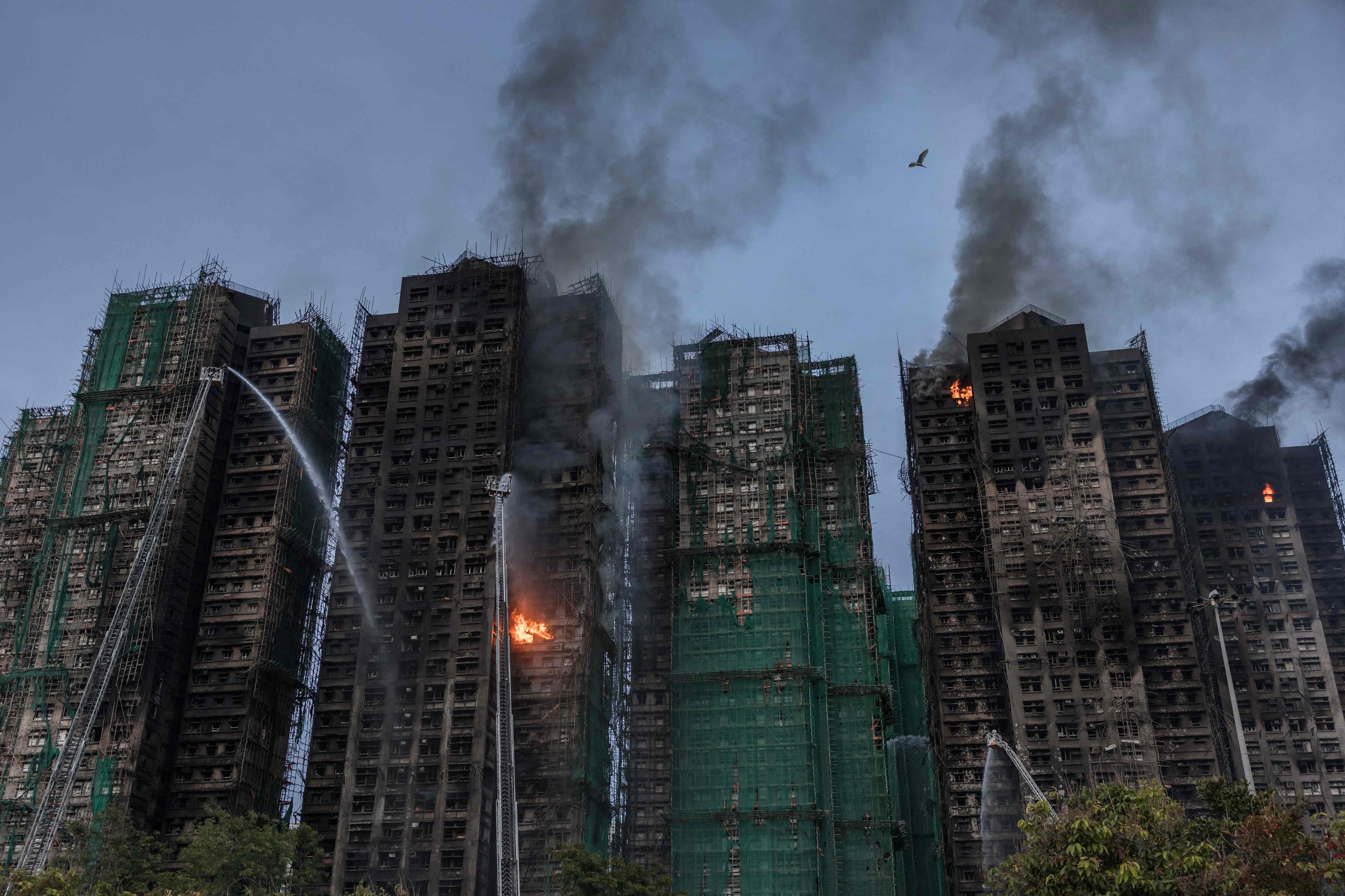 Sobe para 14 o número de pessoas presas por suspeita de responsabilidade no incêndio que deixou mais de 150 mortos em Hong Kong