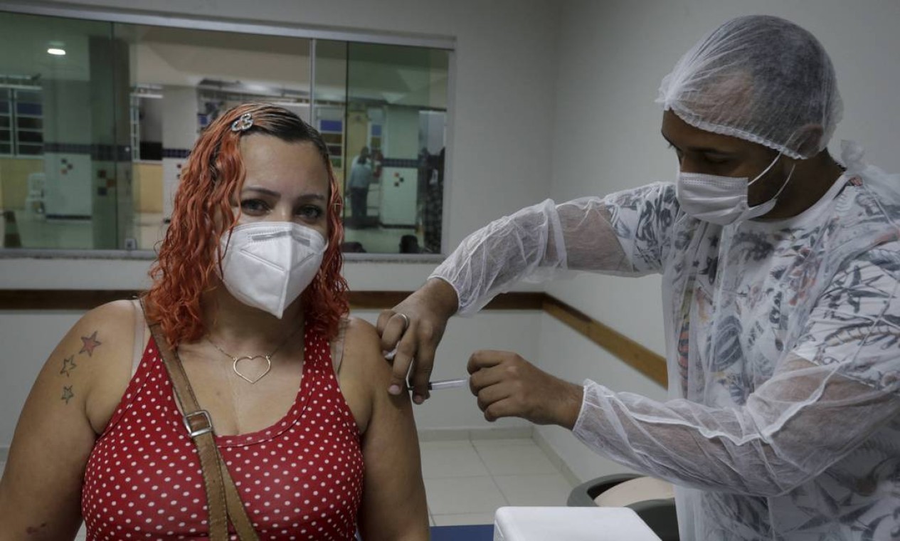 População que foi vacinada do lote vencido da vacina AstraZeneca é chamada para refazer primmeira dose — Foto: Domingos Peixoto / Agência O Globo - 05/07/2021