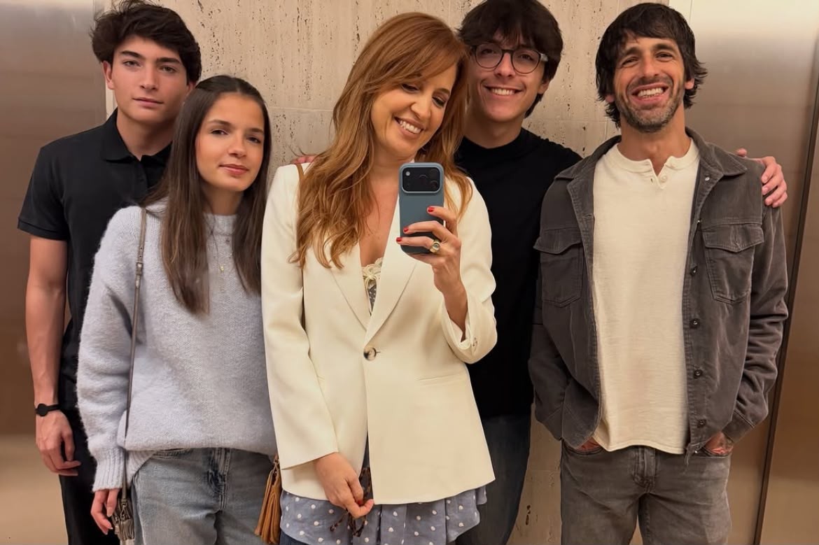 Apresentadora do 'Fantástico', Poliana Abritta completa 51 anos e faz rara aparição ao lado do marido e dos filhos trigêmeos
