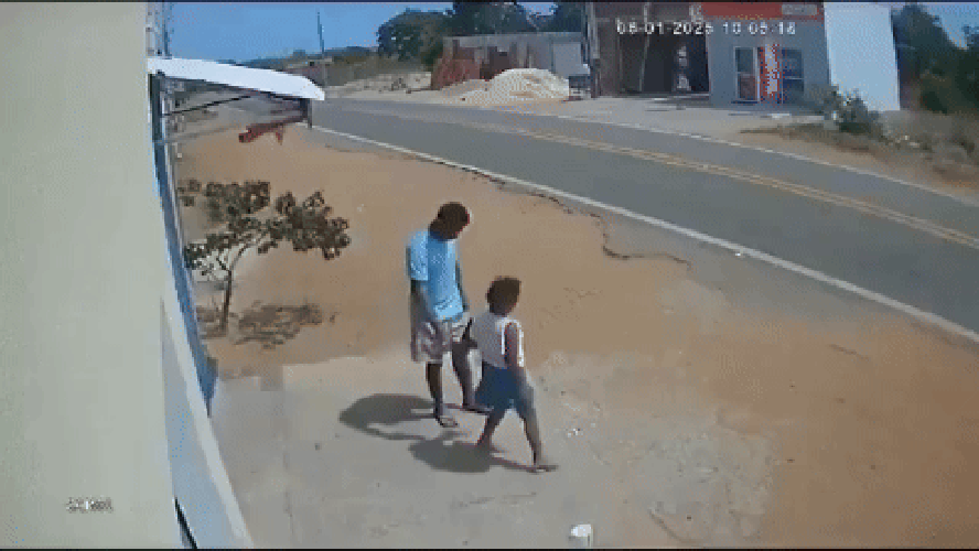 Homem � salvo de atropelamento junto com a filha ap�s se abaixar para pegar moeda