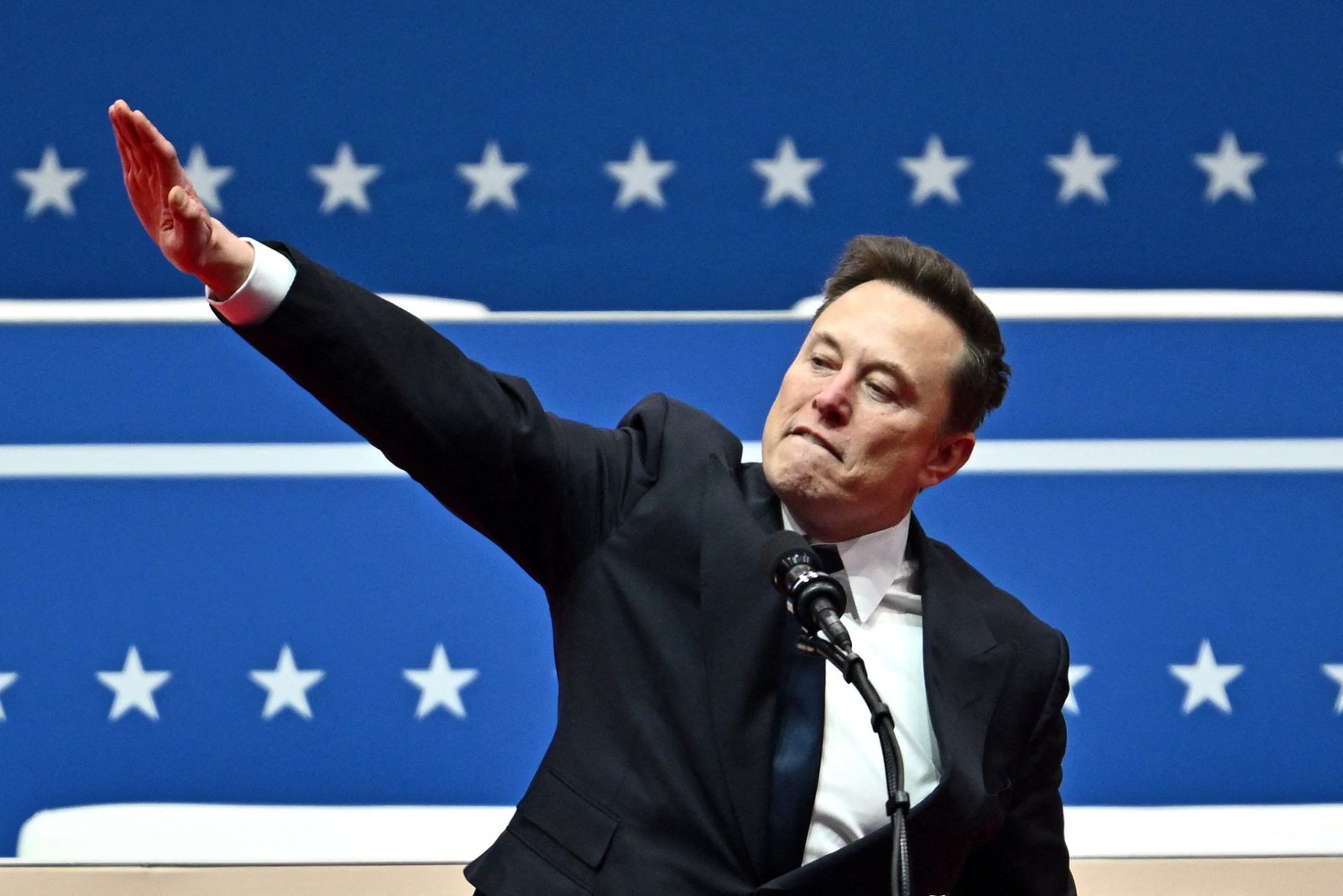 O CEO da Tesla e da SpaceX, Elon Musk, gesticula enquanto fala durante o desfile inaugural dentro da Capitol One Arena, em Washington, DC, em 20 de janeiro de 2025 — Foto: ANGELA WEISS/AFP