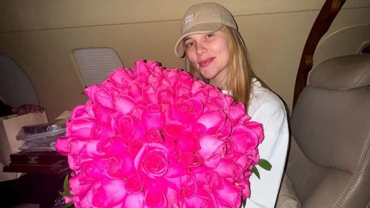 Virgínia Fonseca é surpreendida com enorme buquê de flores após faturar R$ 15 milhões em 1 hora de live: 'Dever cumprido' 