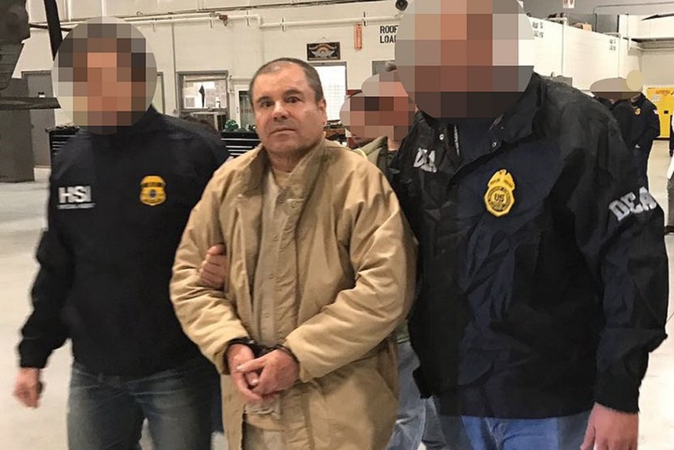 Nesta foto de arquivo tirada em 19 de janeiro de 2017, Joaquín Guzman, também conhecido como "El Chapo", é escoltado em Ciudad Juarez pela polícia mexicana enquanto é extraditado para os Estados Unidos — Foto: MINISTÉRIO DO INTERIOR DO MÉXICO / AFP