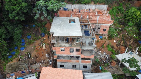 Prédios irregulares na Rocinha são demolidos em ação da Seop e da PM