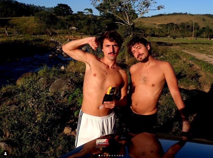 Jesuíta Barbosa (à direita) com o namorado, o designer Cícero Ibeiro — Foto: Reprodução/Instagram