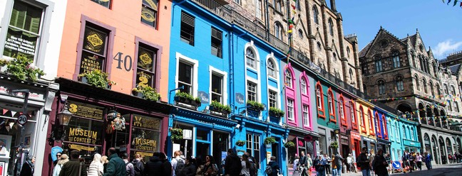 Turistas fazem fila para entrar numa loja que vende produtos relacionados à saga de Harry Potter na Victoria Street: rua em Edimburgo, na Escócia, é uma possível inspiração para o Beco Diagonal das histórias — Foto: Andy Buchanan / AFP