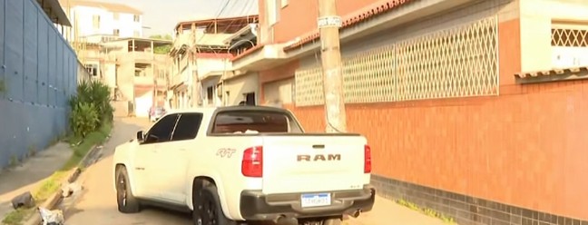 Carro em que Daniel Patrício Oliveira, de 29 anos, foi morto a tiros na Pavuna — Foto: Reprodução/TV Globo