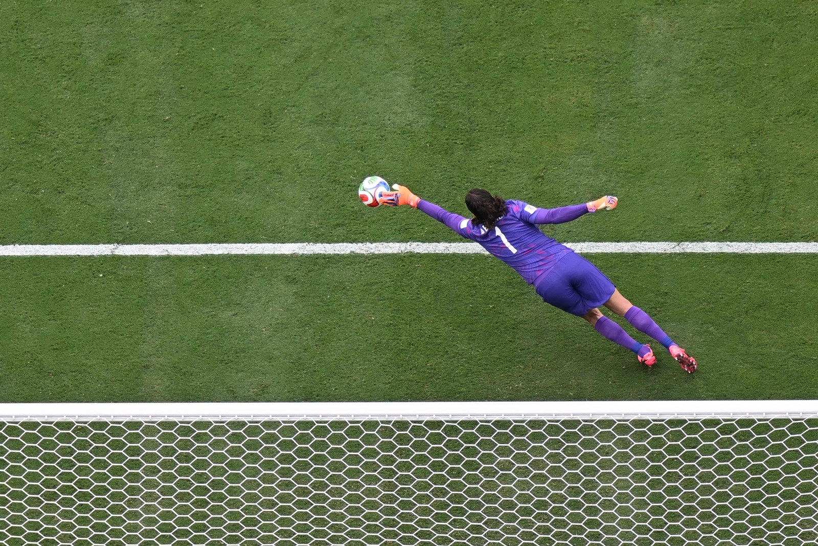 Alisson defende chance de gol da Noruega — Foto: Jewel SAMAD / AFP