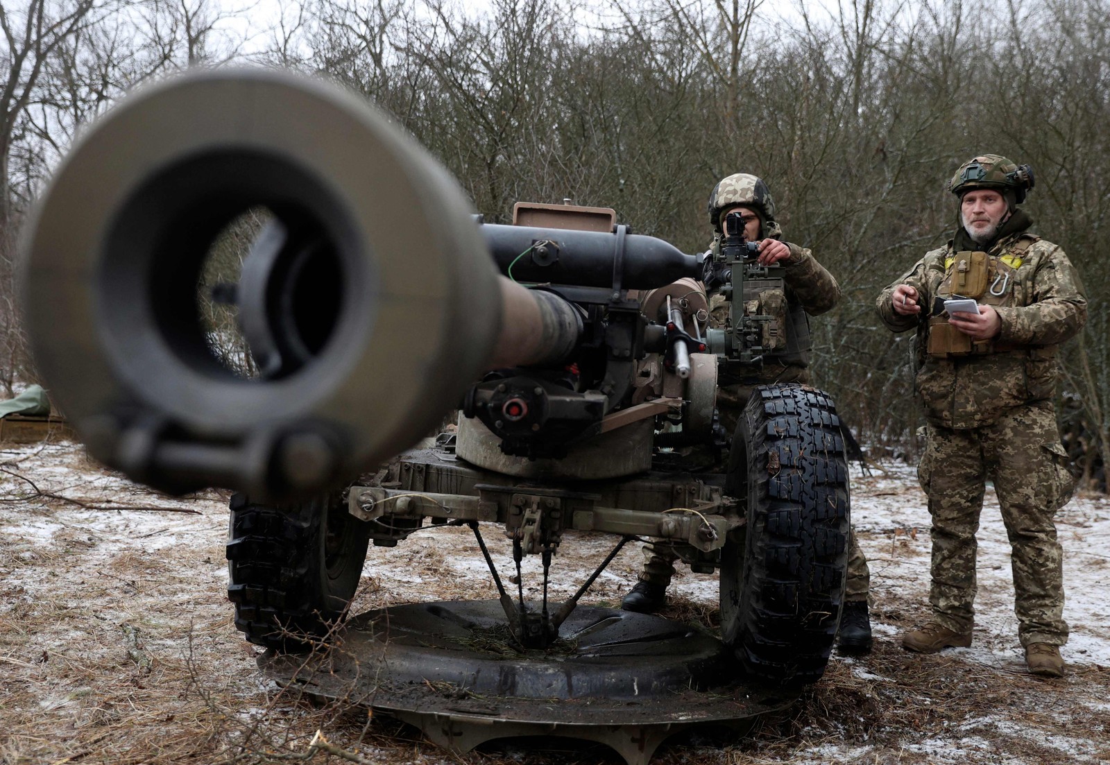 Soldados ucranianos se preparam ataque em direção a posições russas na região de Lugansk. — Foto: Anatolii Stepanov / AFP