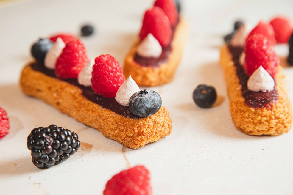 Maison Fernand: éclair de frutas vermelhas — Foto: Divulgação / Foto de Hugo Leal