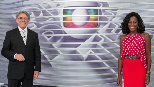 Glória Maria e Sérgio Chapelin comomandando o Globo Repórter — Foto: Acervo/ Jornal O GLOBO