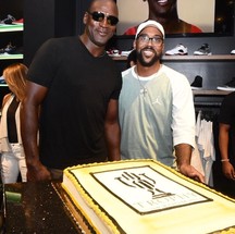 Michael Jordan posa com o filho Marcus Jordan durante celebração de empreendimento da família Jordan — Foto: Reprodução/Instagram/heirmj523