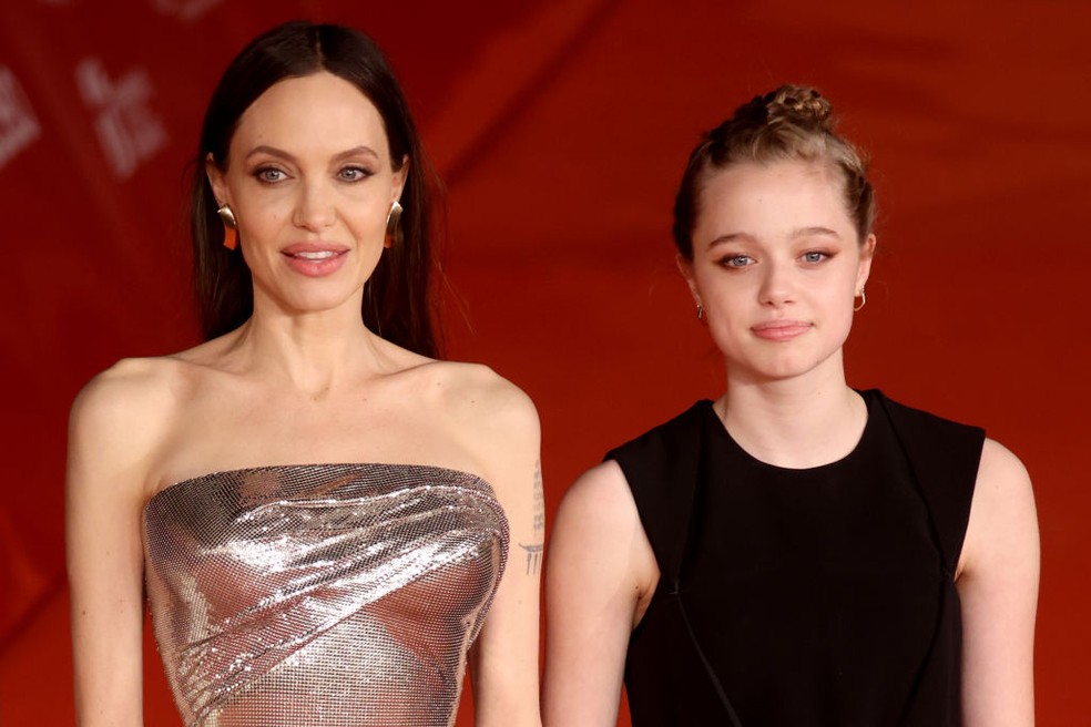 Filha de Angelina Jolie, Shiloh chamou atenção por semelhança com a mãe — Foto: Getty Images