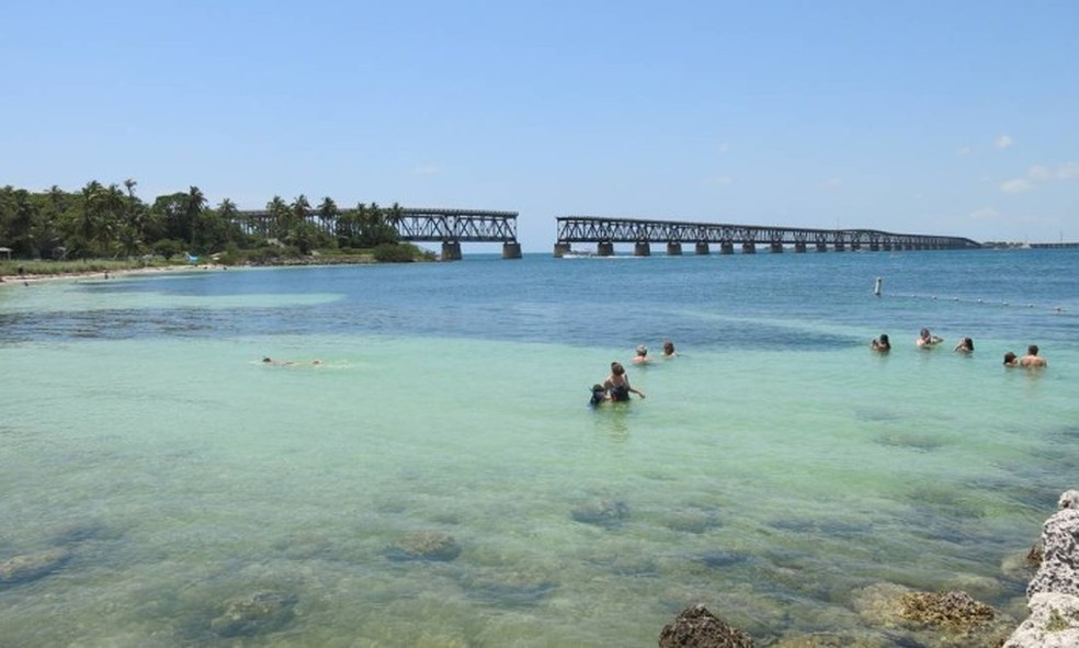 Ponte desativada integra o cenário da bela praia de Bahia Honda, nas Flórida Keys — Foto: Carolina Mazzi/O Globo