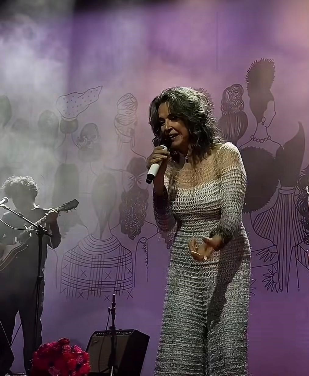 Maria da Penha, Marielle Franco, Rita Lee, Gal, Elis, Conceição Evaristo, Fernanda Montenegro... Simone homenageia mulheres e a mãe em seu show - QTU Questões do Universo