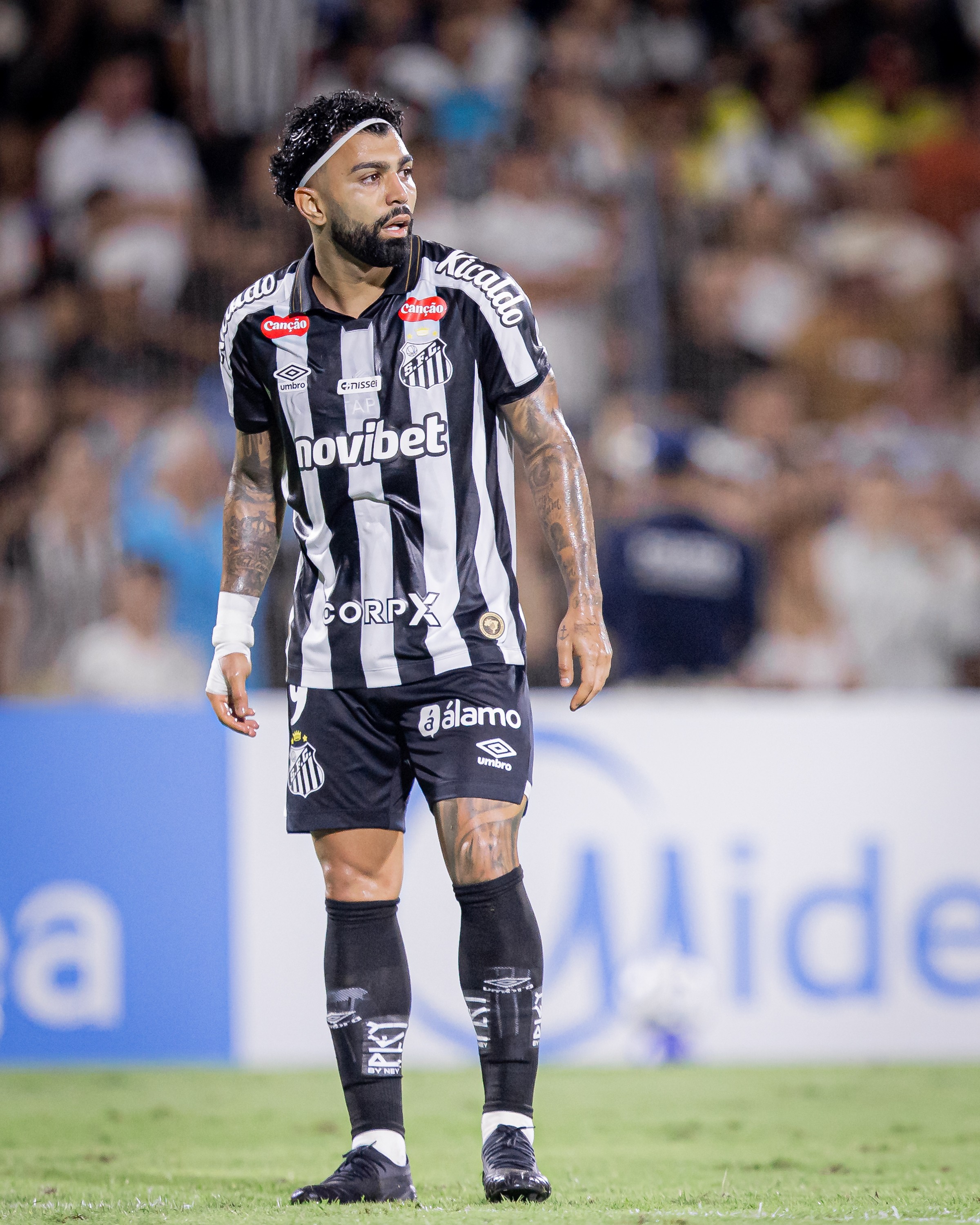 Gabigol justifica ausência no banco e recebe críticas de Cuca