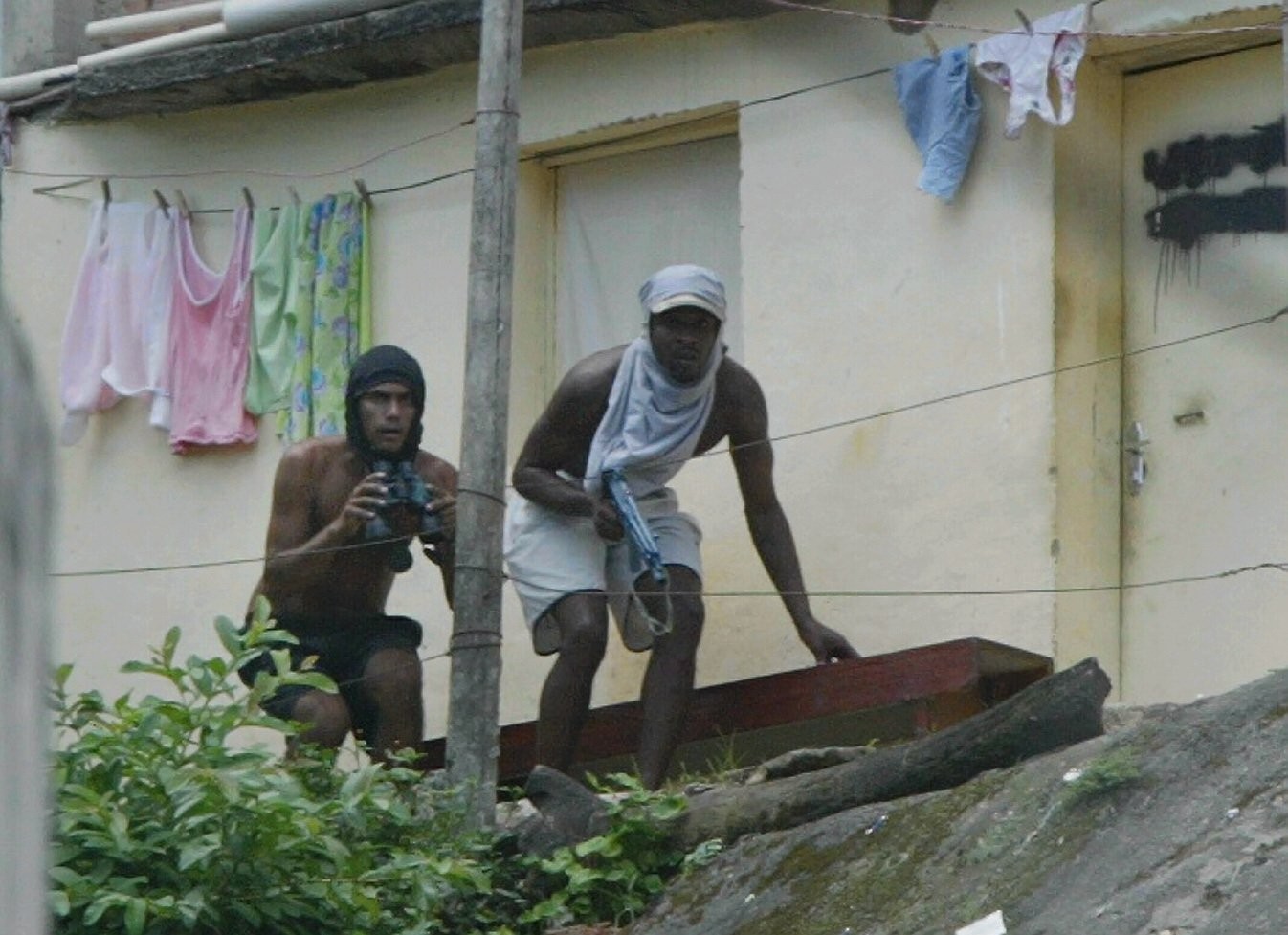 Traficante armado durante ocupação do Exército na Favela da Rocinha (Foto tirada em 14/03/2006, no Rio de Janeiro) — Foto: Domingos Peixoto / Agência o Globo