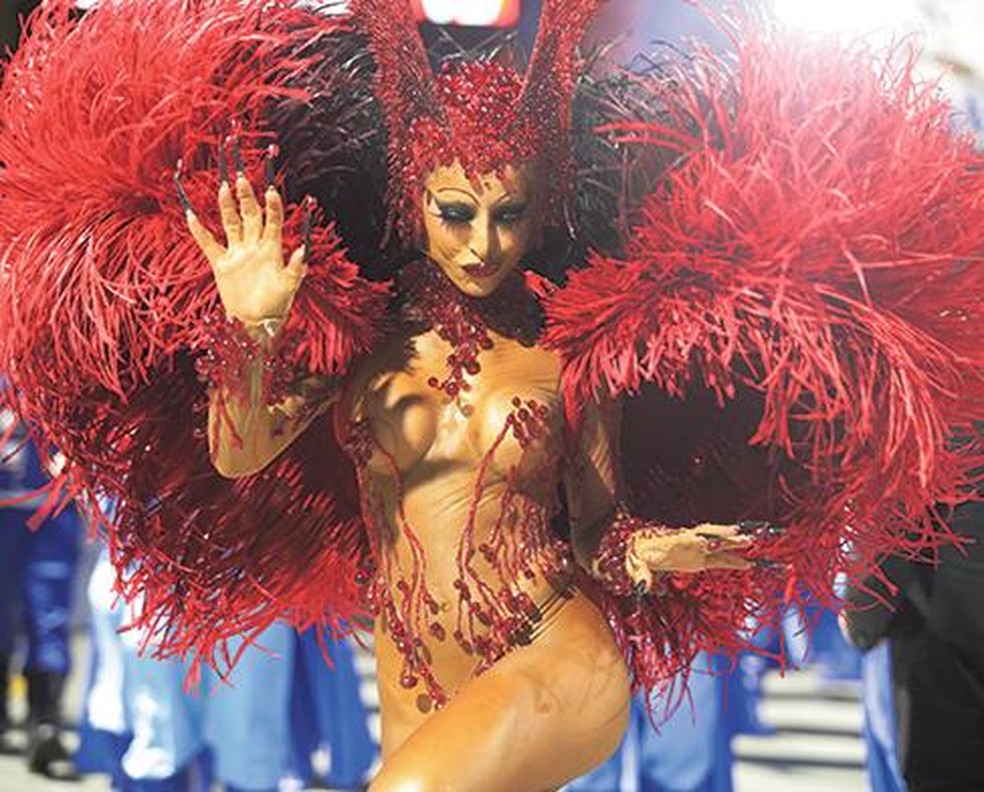 Sabrina Sato desfila na Vila Isabel no carnaval de 2025: a apresentadora, veterana como rainha de bateria, agora é sócia de empresa que promove camarote na Sapucaí — Foto: Fabiano Rocha