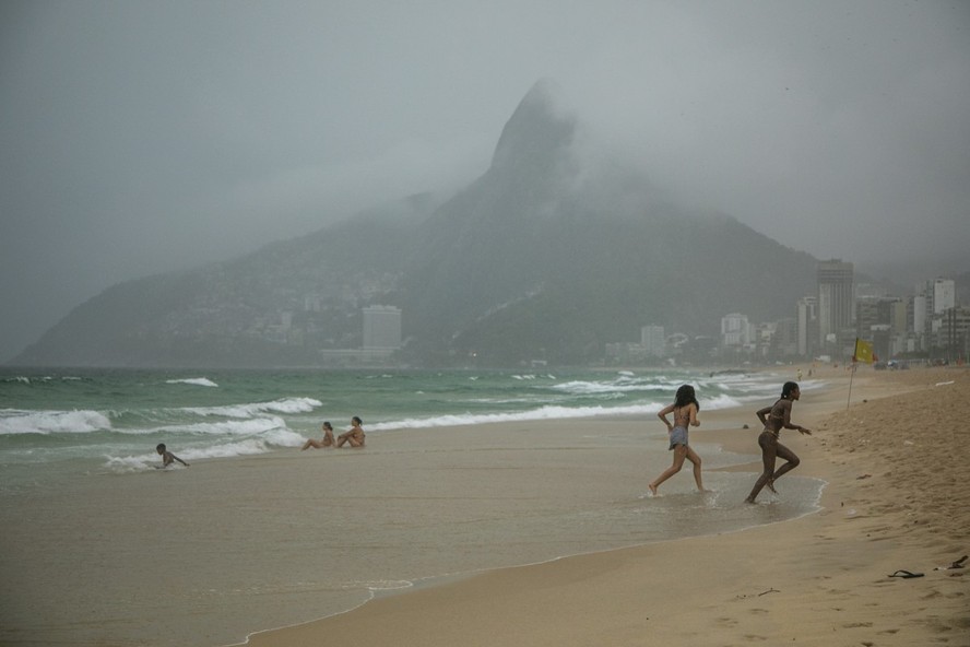 Passagem de frente fria provoca mudança no tempo no Rio