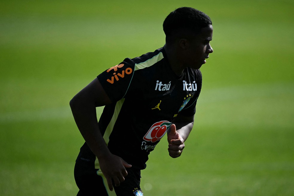 Atacante Endrick em treino da seleção brasileira nos Estados Unidos — Foto: MAURO PIMENTEL / AFP