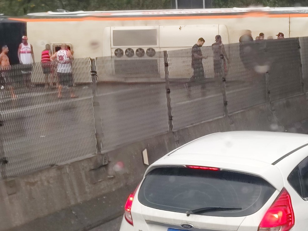 Ônibus de torcedores do Flamengo tomba em Barra Mansa, no km 282 da BR-116, no sentido SP — Foto: reprodução