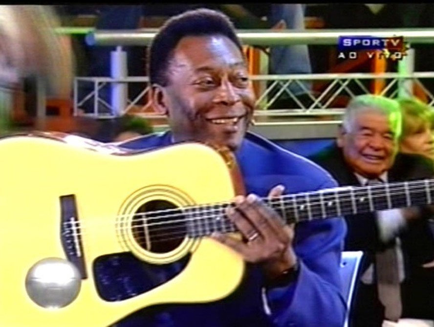 Pelé toca violão durante programa de Diego Maradona, em 2005, na Argentina