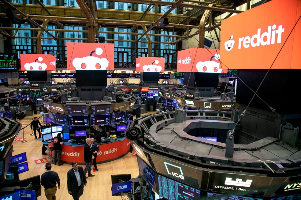 Ações da Reddit disparam 48% em sua estreia na Bolsa de Nova York