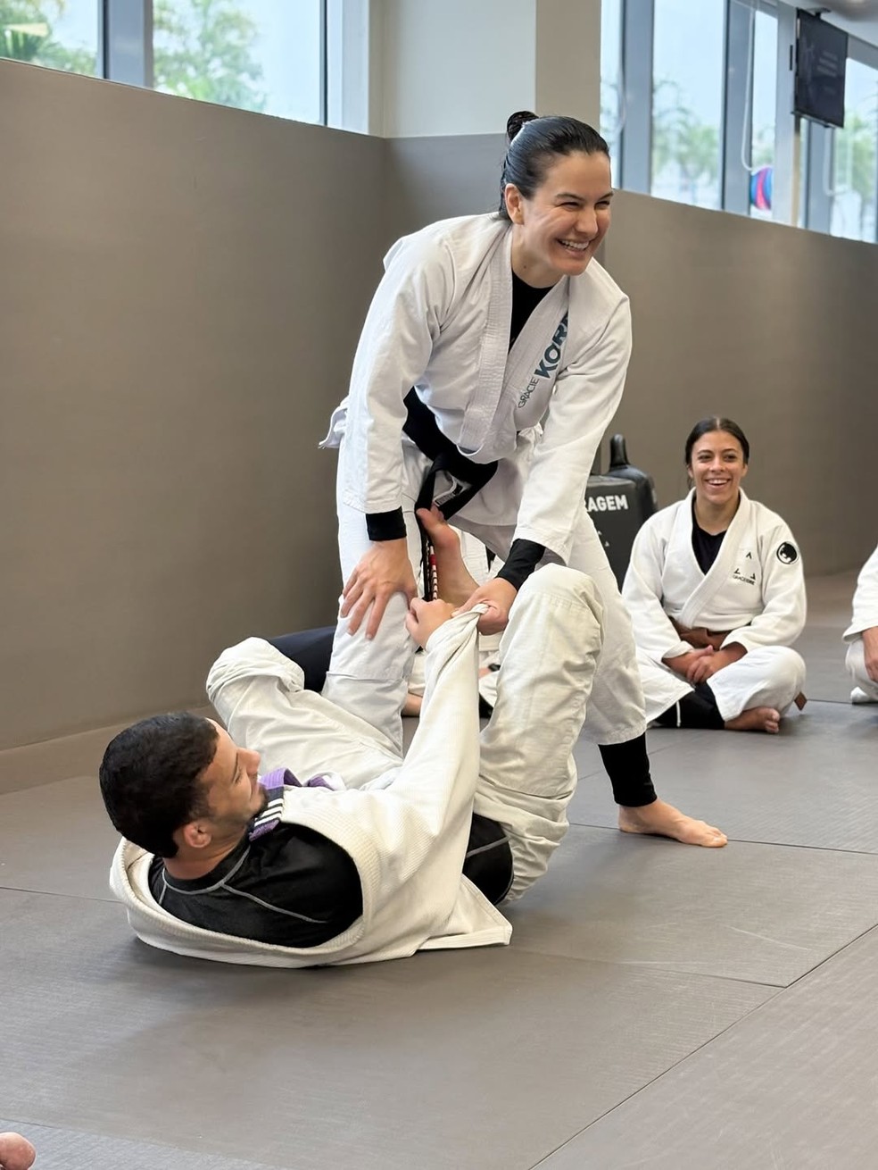 Kyra Gracie treina professores e alunos em sua academia na Barra — Foto: Reprodução/Instagram/@graciekore