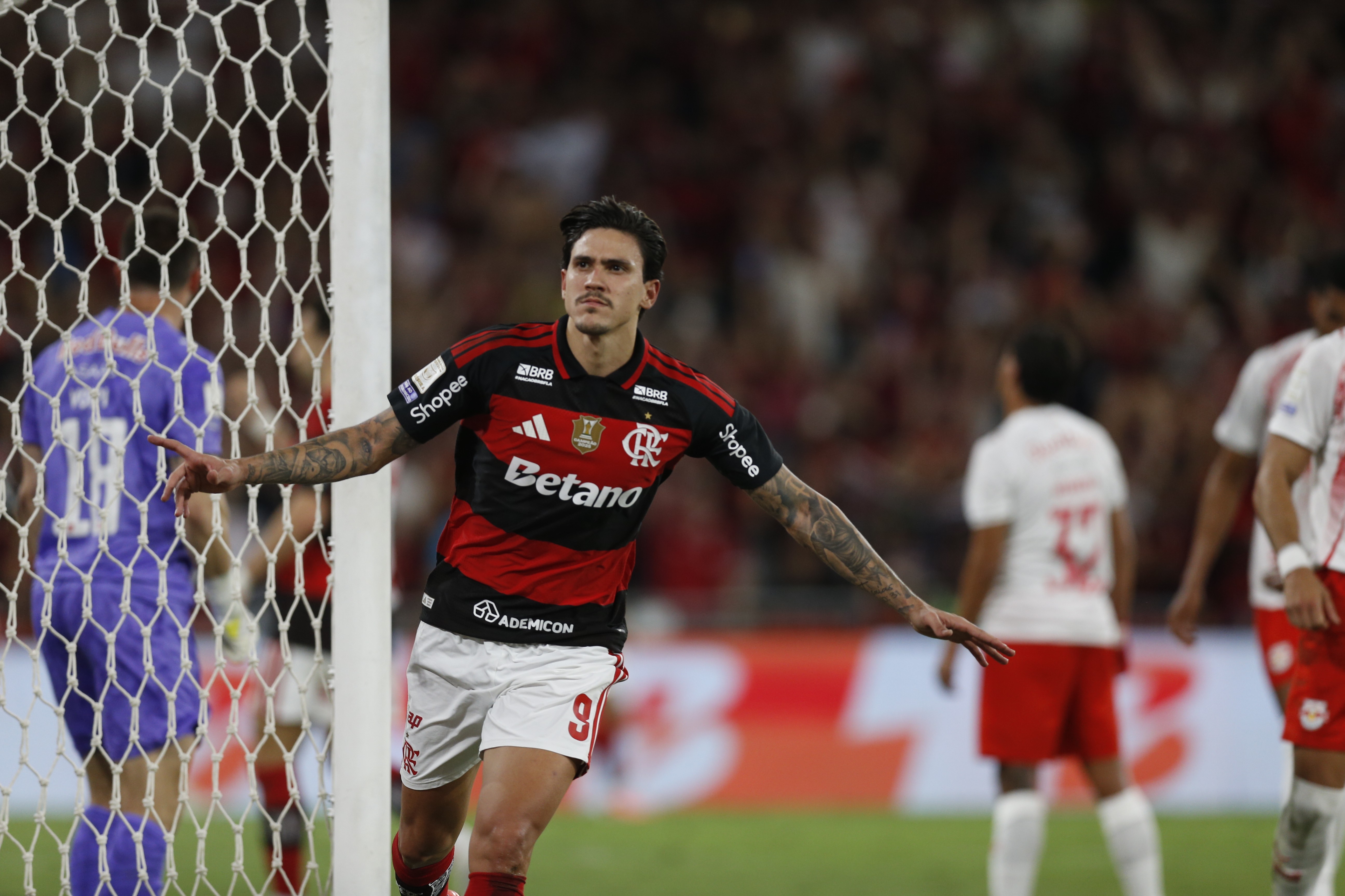 Flamengo vence Bragantino e Pedro acaba com jejum de gols