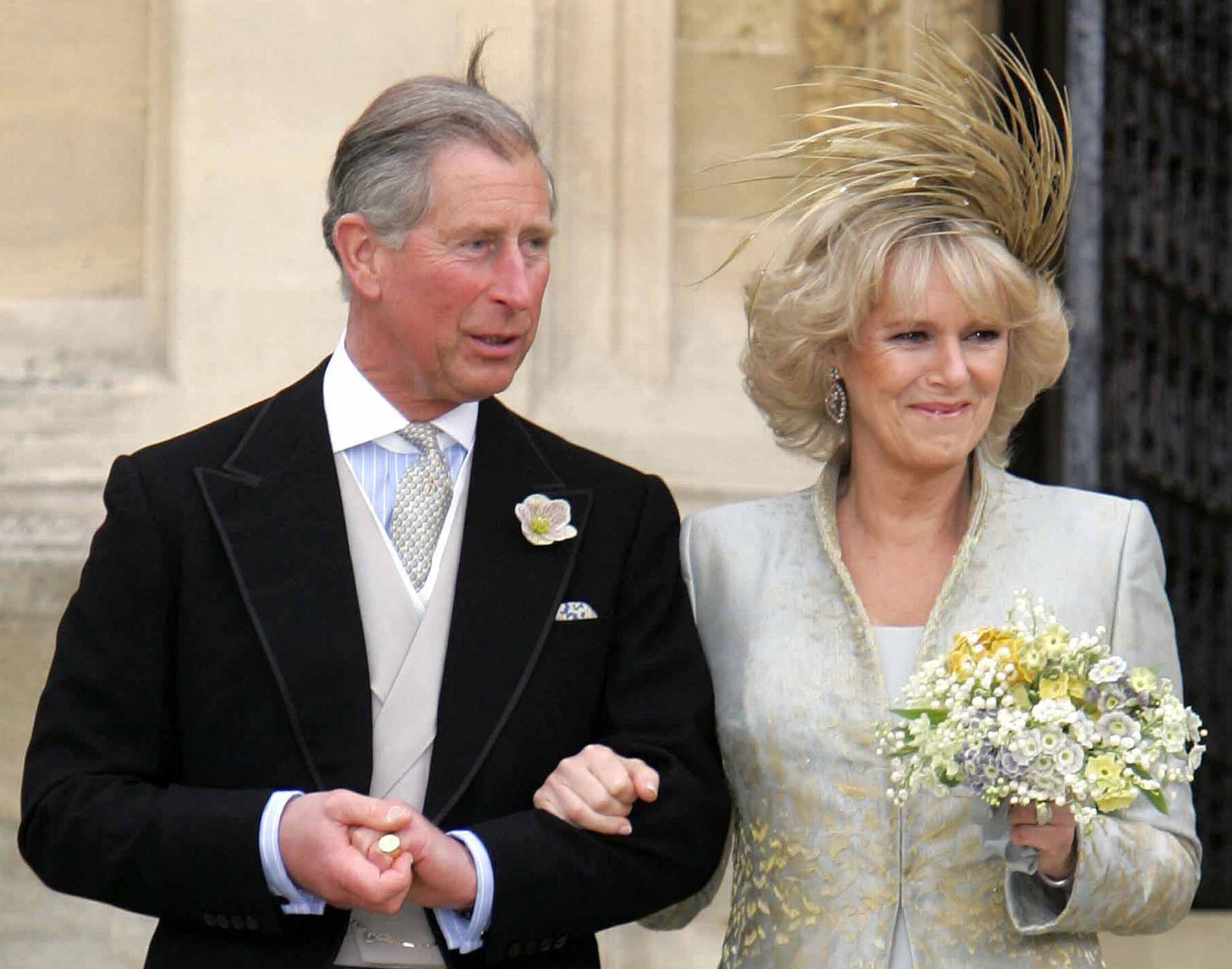 Príncipe Charles e Camilla deixam a Capela de São Jorge, no Castelo de Windsor, após o casamento civil, em 9 de abril de 2005 — Foto:  POOL / AFP