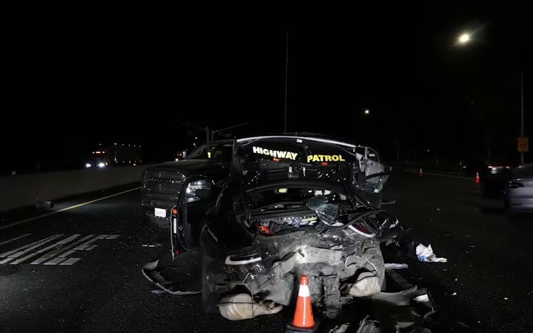 Vídeo: Carro em piloto automático atinge patrulha policial e deixa agentes feridos na Califórnia