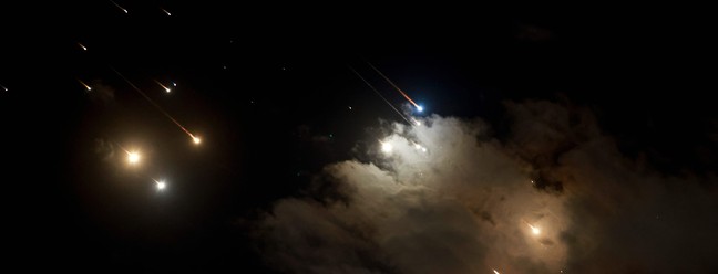 Irã realizou ataque contra Israel na noite desta terça-feira (1) com o disparo de cerca de 200 mísseis — Foto: Menahem Kahana / AFP